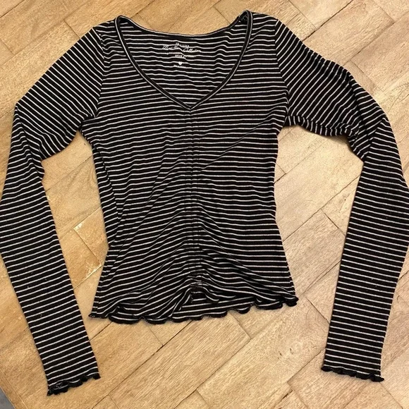 🎉Hollister Must-Have Ruched Long Sleeve Top Black White Striped Size Small - Picture 2 of 5